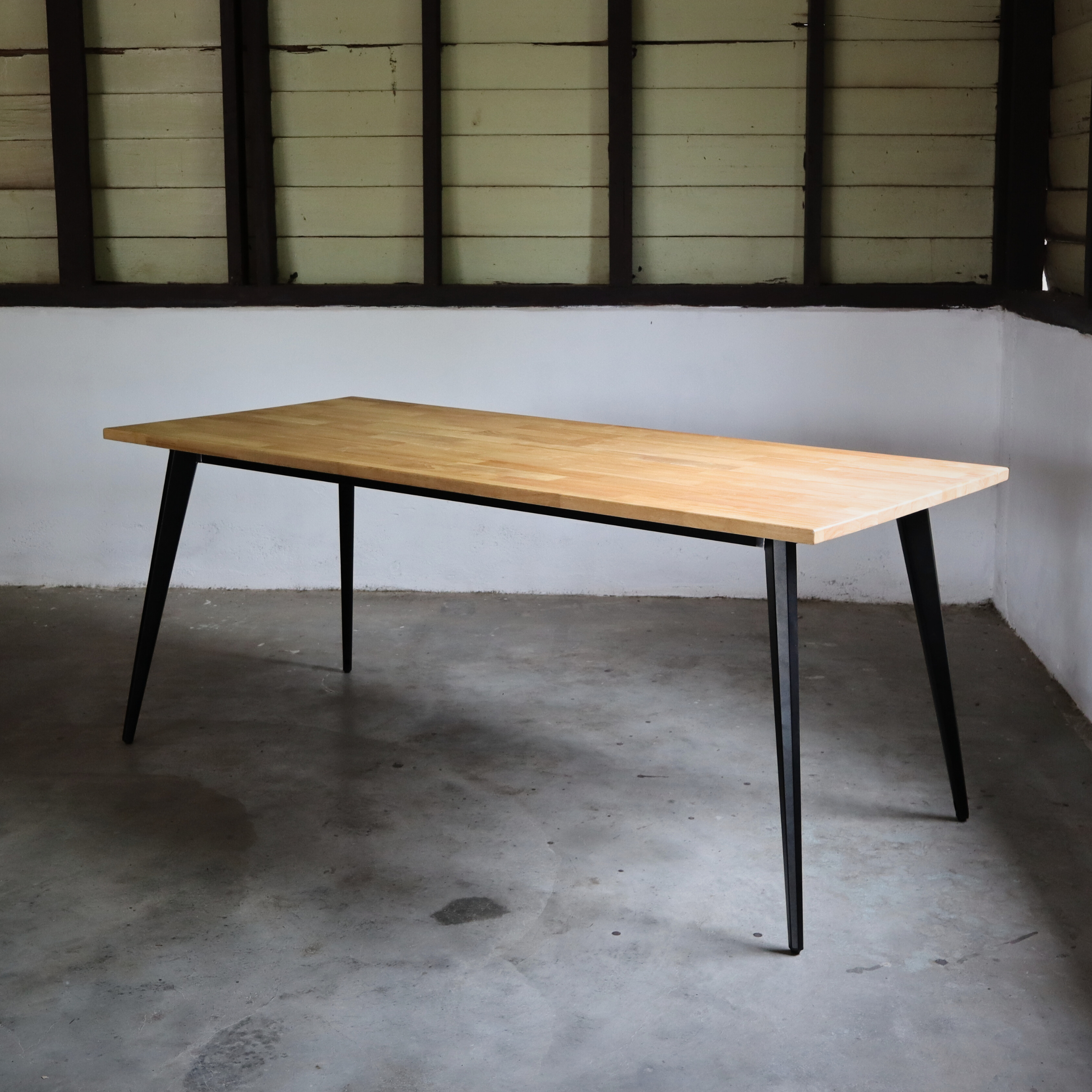 AVERY Table