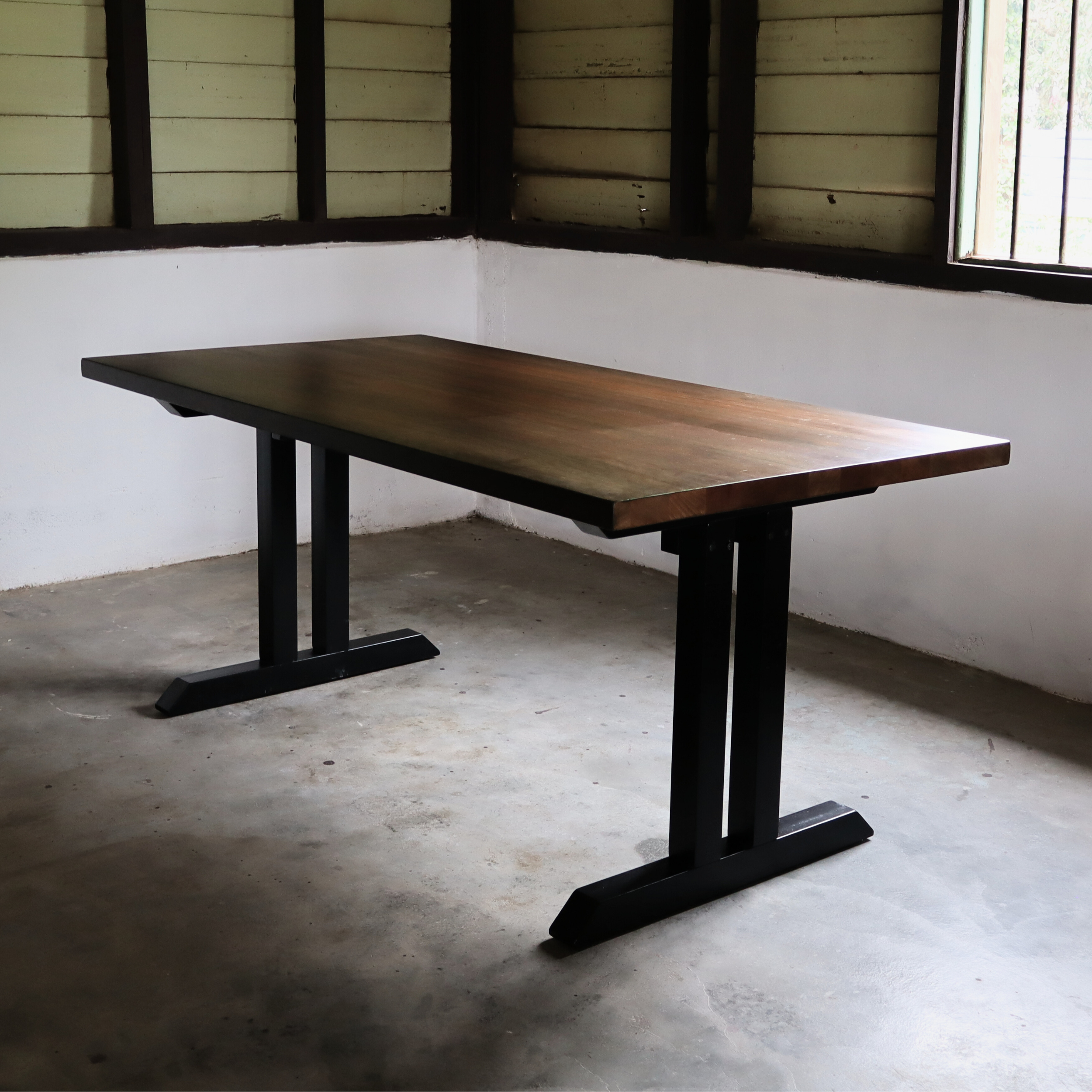 SPIRO Dining Table