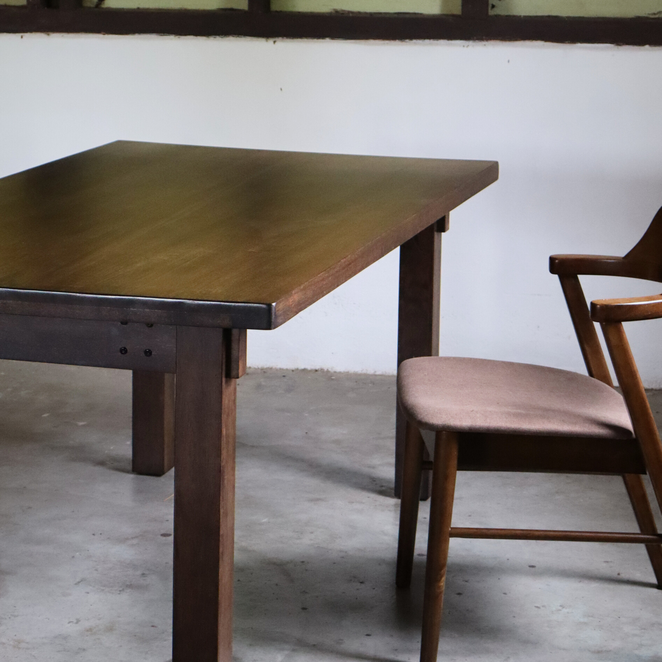 KUDA Dining Table