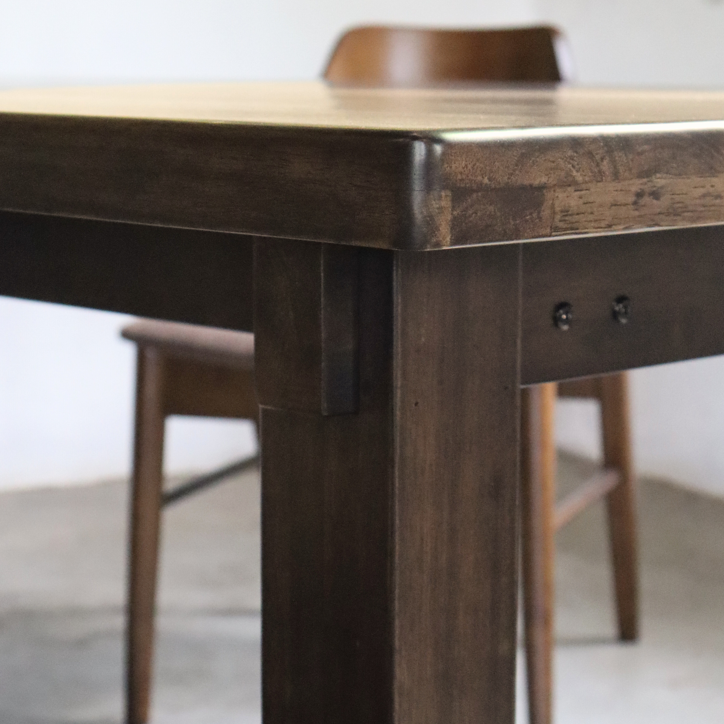 KUDA Dining Table