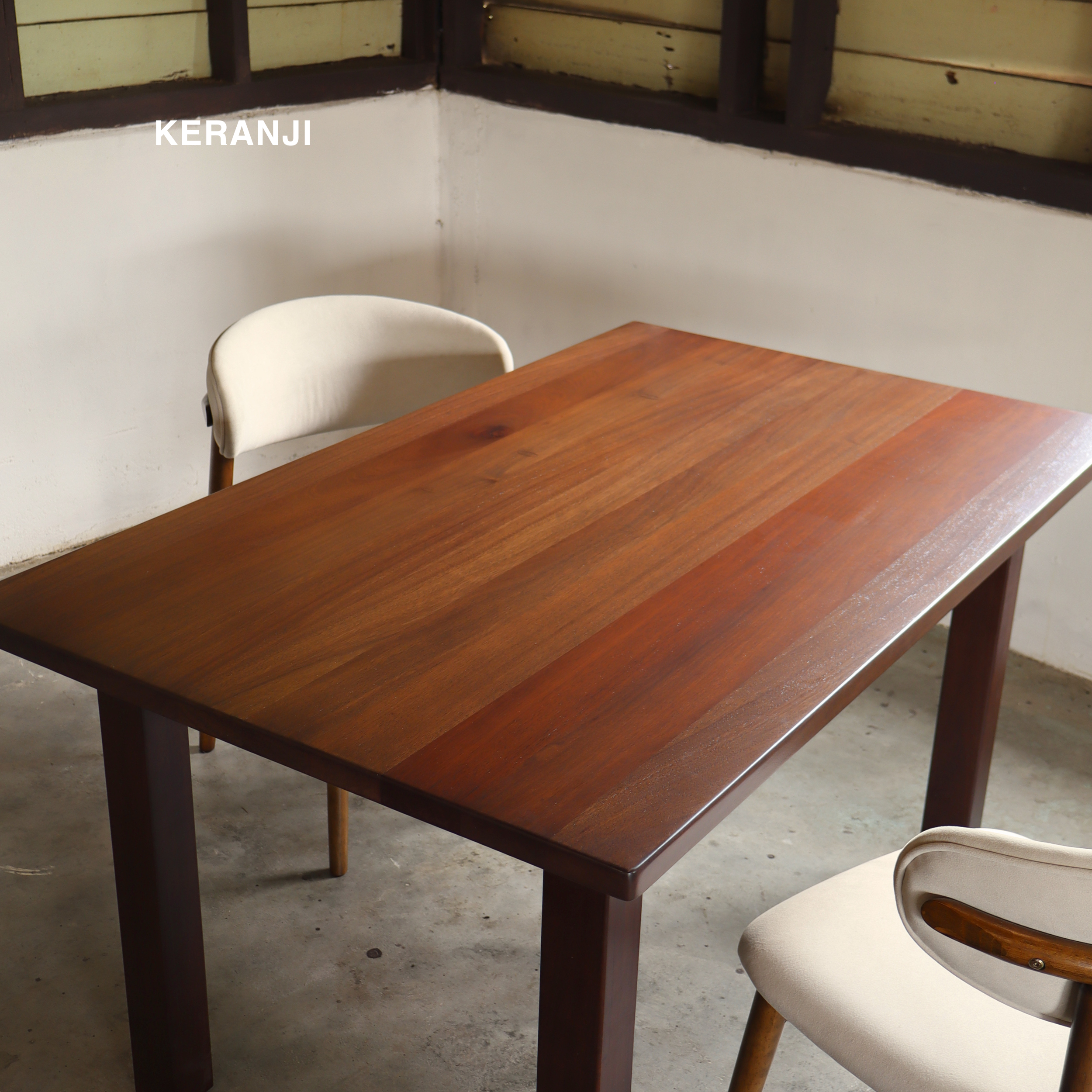 KUDA Dining Table
