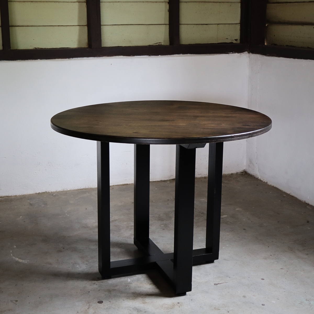 ORLA Table | The round solid wood table