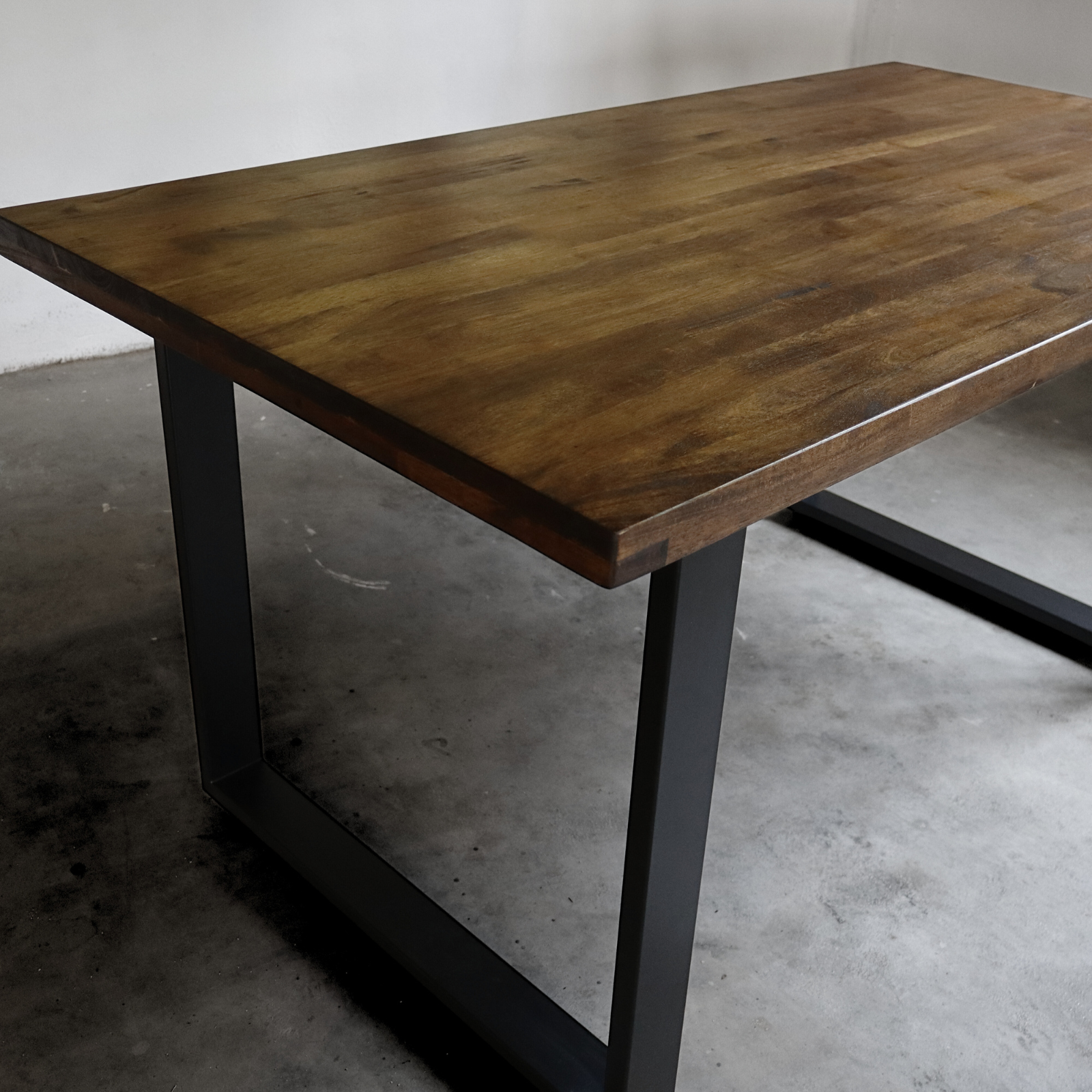 Solid Rubberwood Tabletop with Powder-coated Metal Leg