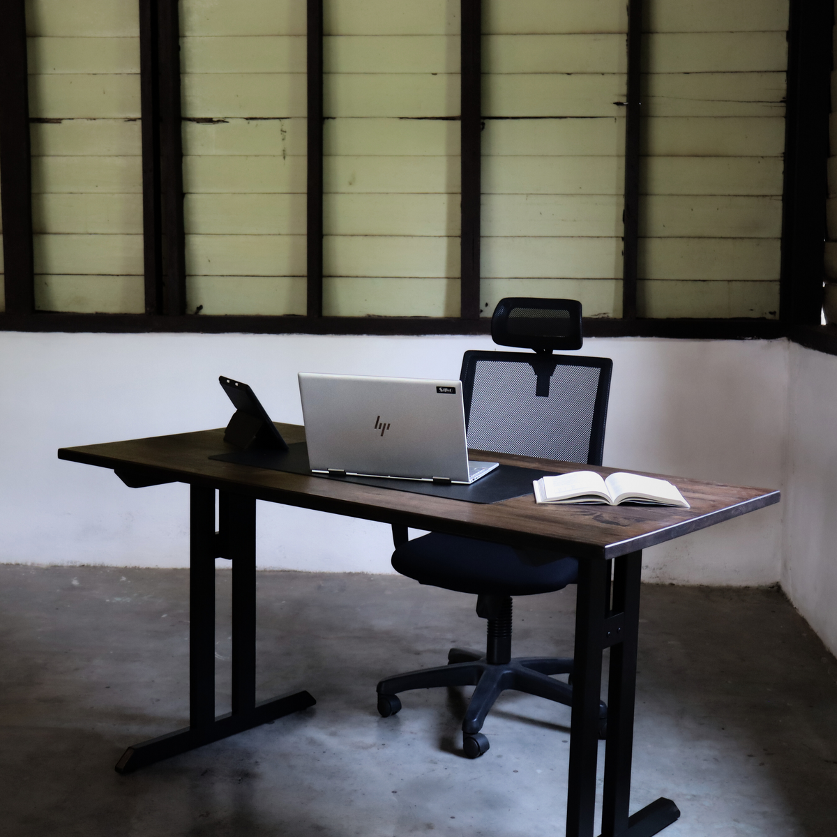 ITZEL Table | Your modern solid wood desk