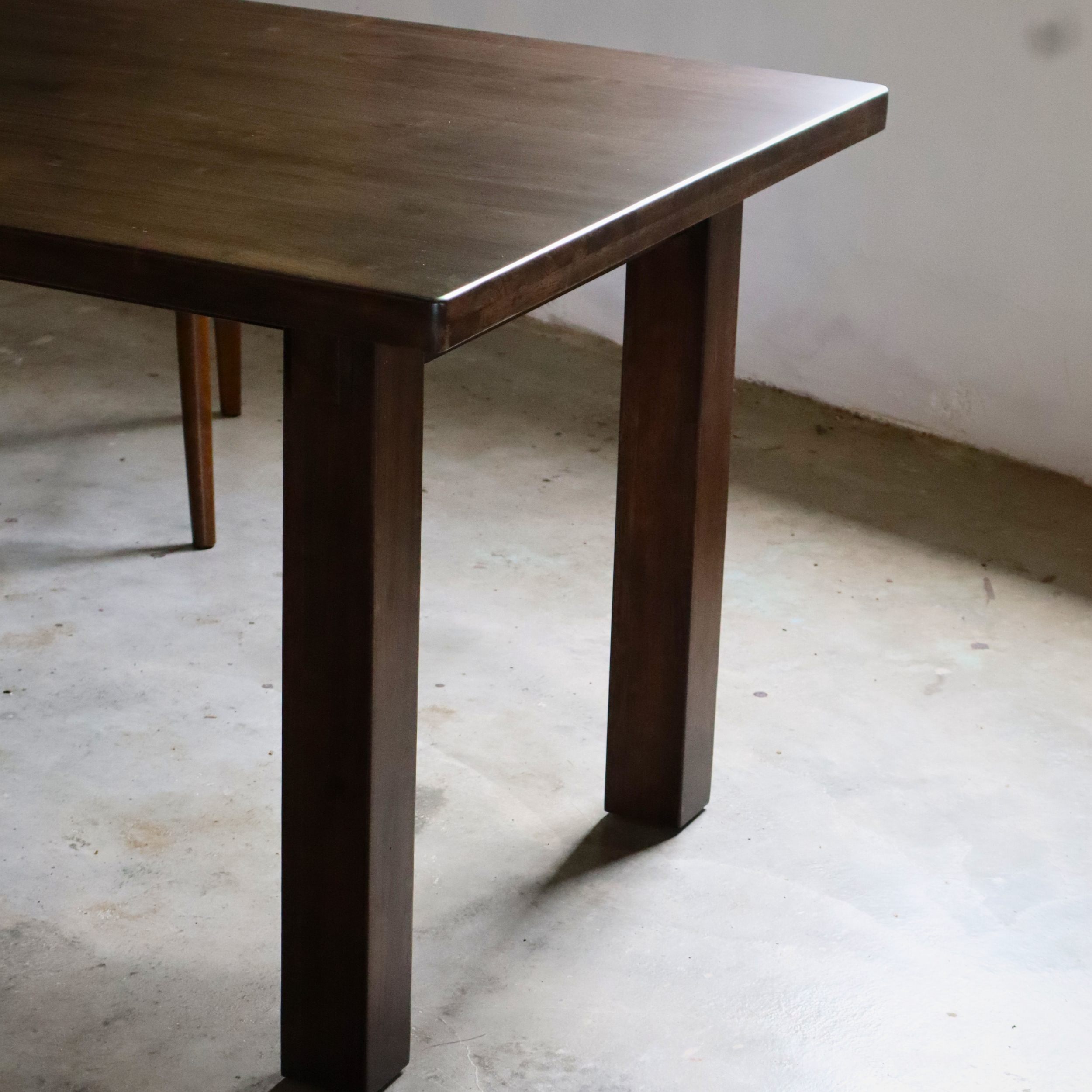 KUDA Dining Table
