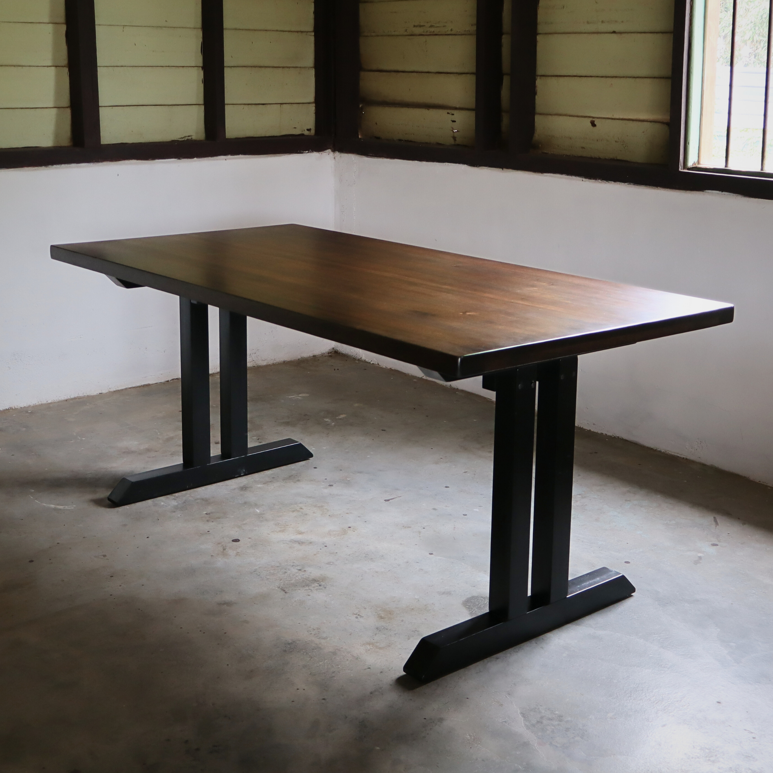 SPIRO Dining Table