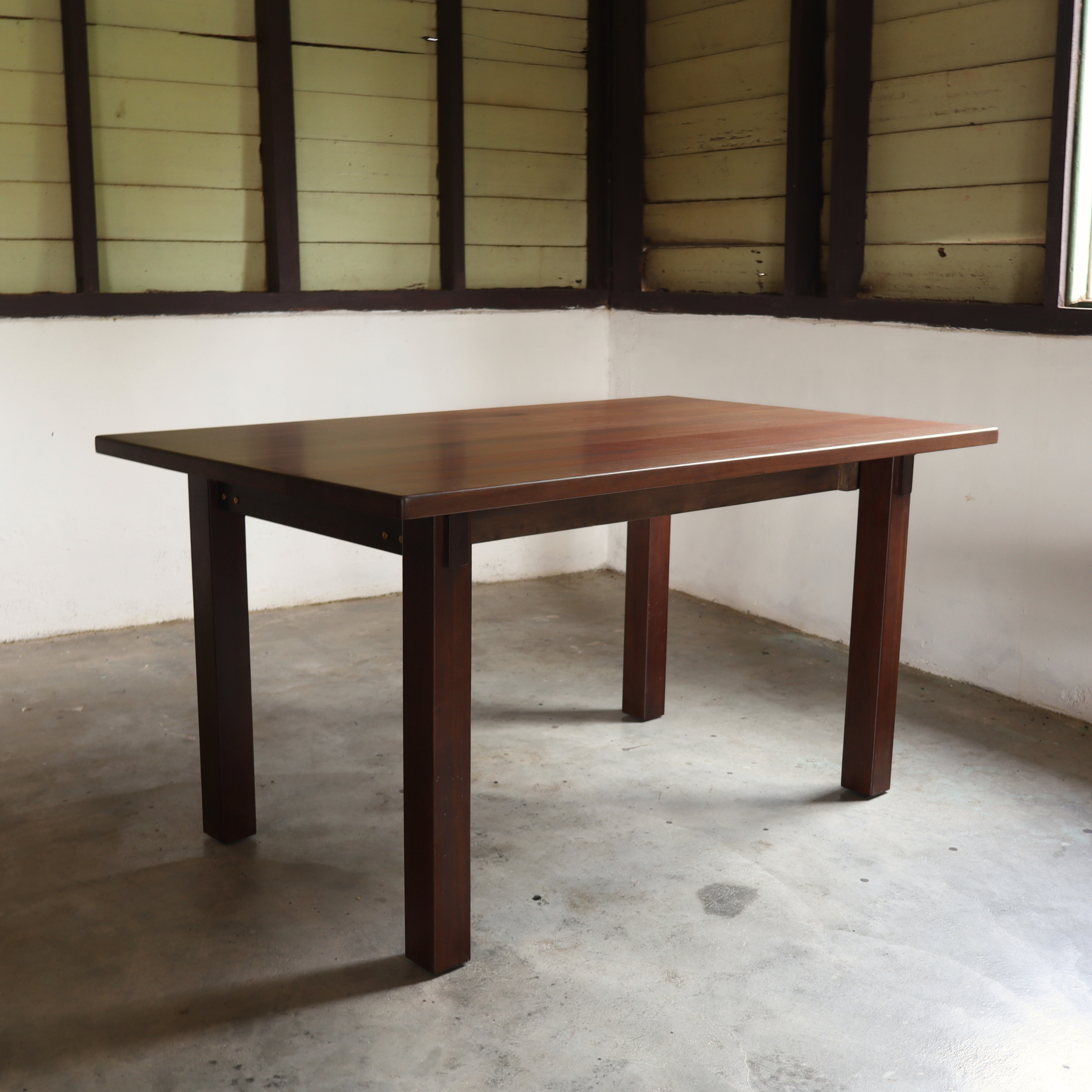 KUDA Dining Table